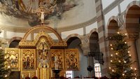 Hochaltar im Chorraum der Antoniusbasilika mit Weihnachtsschmuck.