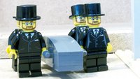 Sargträger mit Sarg aus Lego-Bausteinen und Figuren - eines der Sets des Bestattungs-Spielzeugs.