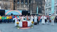 Rund ein Dutzend Seelsorgerinnen und Seelsorger, vornehmlich aus dem Erzbistum Köln, aber auch aus den Bistümern Aachen und München, spendeten queeren und wiederverheirateten Paaren den Segen vor dem Kölner Dom. (Bitte klicken zum Start de