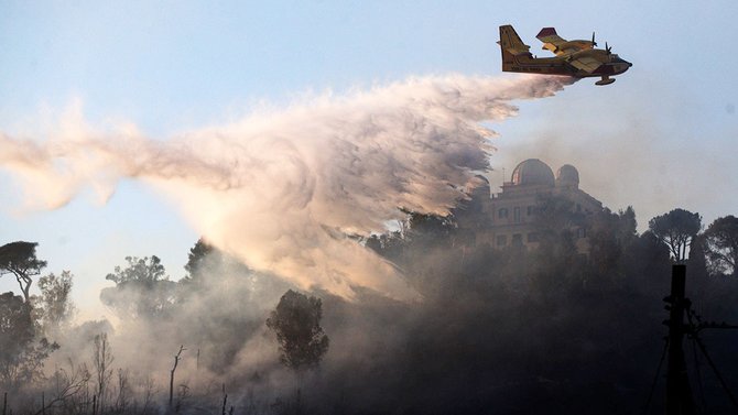 Löschflugzeut bei einem Feuer nahe des Piazzale Clodio in Rom im Juli 2024.