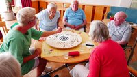 Im Hochsommer schon an Weihnachten denken: Seniorinnen und Senioren aus dem Sendenhorster St.-Elisabeth-Stift haben im August dieses Jahres mit ihrer Krippe zum Motto der diesjährigen Ausstellung in Telgte „Mittendrin“ begonnen. | Foto: Matthias Dieckerhoff