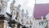 Apostelfiguren vor einer Kirche