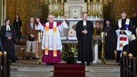 Heiner Koch (m. li.), Erzbischof von Berlin, und Christian Stäblein (m. re.), Bischof der Evangelischen Kirche Berlin-Brandenburg-schlesische Oberlausitz, während des Ökumenischen Gottesdienstes zum 30. Jahrestag der Deutschen Einheit in der Propsteikirche Sankt Peter und Paul in Potsdam