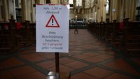 Hinweisschild in Kirche