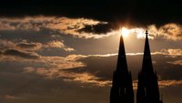 Dunkle Wolken über den Türmen des Kölner Doms