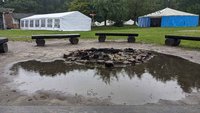 Eine große Pfütze hat sich auf dem Lagerfeuer-Platz auf dem Zeltplatz des BDKJ-Jugendhofs in Vechta gebildet. Rechts zu sehen ist das fest installierte Aktionszelt auf dem Jugendhof.