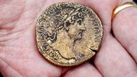 Antike Münze mit dem Kopf des römischen Kaisers Hadrian.