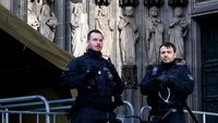 Polizeibeamte vor dem Kölner Dom