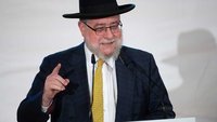 Oberrabbiner Pinchas Goldschmidt gestikuliert am Rednerpult