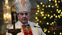 Bischof Felix Genn predigt vor einem Weihnachtsbaum in der Lambertikirche von Münster