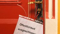 Schild: Öffentlichkeit ausgeschlossen