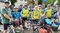 Die Teilnehmer der „Mut-Tour“ bei der Ankunft auf dem Alten Markt in Vechta: (von links) Peter Krauss aus Freiburg, Inge Meurer aus Köln, Merle Mölle aus Kiel, Franziska Radszun aus Berlin, Dietmar Reinberger aus Duisburg und Christoph Pollnick aus Stadtlohn. | Foto: Franz Josef Scheeben