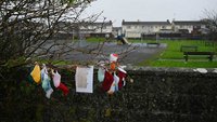 Babysocken an Friedhofsmauer von Tuam