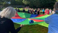 KFD-Frauen mit einem bunten Schwungtuch