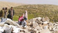 Palästinensische Familie in den Trümmern ihres von der israelischen Armee zerstörten Hauses.