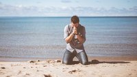  Betender Mensch am Strand