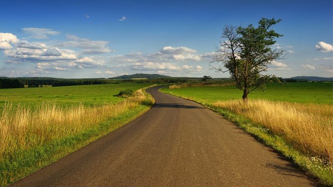 Straße durch die Landschaft