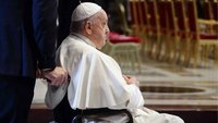 Papst Franziskus im Rollstuhl