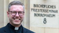 Philip Peters vor der Tür des Priesterseminars in Münster