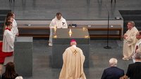 Nach zwölfjähriger Umbauphase kann die Duisburger St.-Johannes-Kirche nun wieder voll genutzt werden. Bischof Felix Genn weihte am Sonntag den Altar und den Ambo ein.