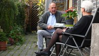 Christiane und Erhard Holze am Gartentisch