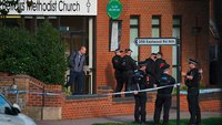 Polizisten vor der Kirche in Leigh-on-Sea