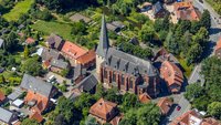 Eine Kirche und das Dorf Westbevern von oben