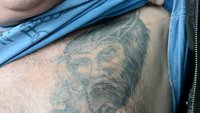 Jesus mit Dornenkrone. Tätowierung auf der Brust eines Mannes.
