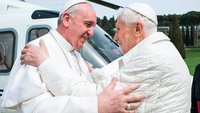 Papst Franziskus und Papst Benedikt XVI.