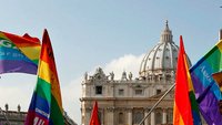 Regenbogenfahnen vor dem Petersdom