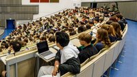 Studierende in einem Hörsaal der Uni Köln