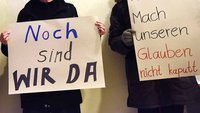 Frauen bei einer Demo von Maria 2.0 mit Plakaten