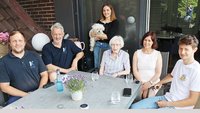 Familie Kröger auf ihrer Dachterrasse im oldenburgischen Mühlen im Kreis Vechta.