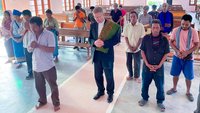 Weihbischof Stefan Zekorn mit Betenden in einer Kirche in Indien