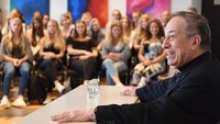 Kardinal Oscar Rodriguez Maradiaga mit Schülerinnen der Marienschule in Münster.