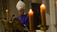 Robert Zollitsch mit Mitra am Ambo im Dom in Münster