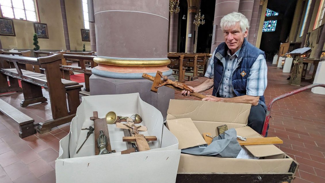 Rudolf Göken sortiert die abgegebenen Gegenstände in der Garreler Kirche. Foto: Michael Rottmann