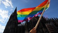 Regenbogenflagge vor dem Kölner Dom