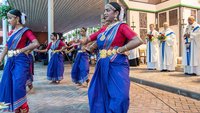 Tanzende Tamilinnen vor dem Altar