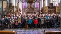 erwachsenen Messdienerinnen und Messdiener in der Nikolai-Kirche