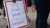 Demonstrationsschild: Frauen und Männer - getauft, gefirmt und kompetent