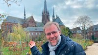 Heiner Innig weist auf die Marienbasilika, in der die großen Pilgergottesdienste gefeiert werden. | Foto: Johannes Bernard