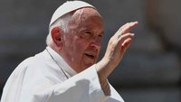 Papst Franziskus winkt bei einer Audienz