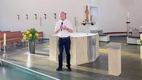 Pfarrer Peter Kossen beim Gesprächsabend in der Kirche St. Margareta in Lengerich.