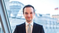 FDP-Politiker Benjamin Strasser vor dem Bundestag