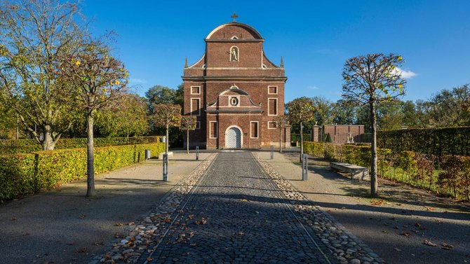 Die St.-Franziskus-Kirche in Zwillbrock im Spätsommer.