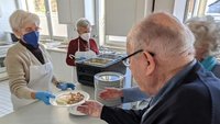 Ausgabe den Mahlzeiten im Pfarrheim bei der Lohner Kirche