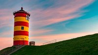 Leuchtturm von Pilsum in Ostfriesland im Abendrot