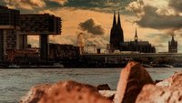 Blick über den Rhein auf den Kölner Dom