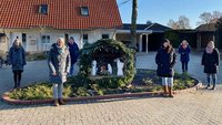 Sie haben den ersten Langewieser Krippenweg initiiert: v.l.n.r.: Anika Dorsch, Nina Hoppe, Claudia Claus, Verena Emken, Martina Ritter und Stephanie Schomaker vor ihrer Gemeinschaftskrippe im Eibenweg. | Foto. Privat